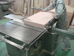 鋳造用木型を製作する作業員